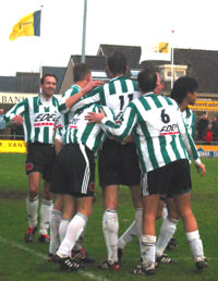 Genemuiden viert feest na de 3-1 door Gert Eenkhoorn (Foto Helmich Lubberts)